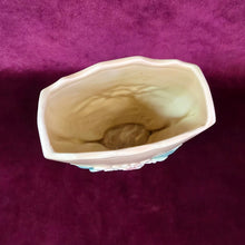 Load image into Gallery viewer, Hull Water Lily Vase 032
