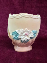 Load image into Gallery viewer, Hull Water Lily Vase 032
