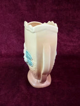 Load image into Gallery viewer, Hull Water Lily Vase 032
