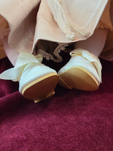 Load image into Gallery viewer, 035 Lee Middleton Doll - Reva Schick Original 25 55
