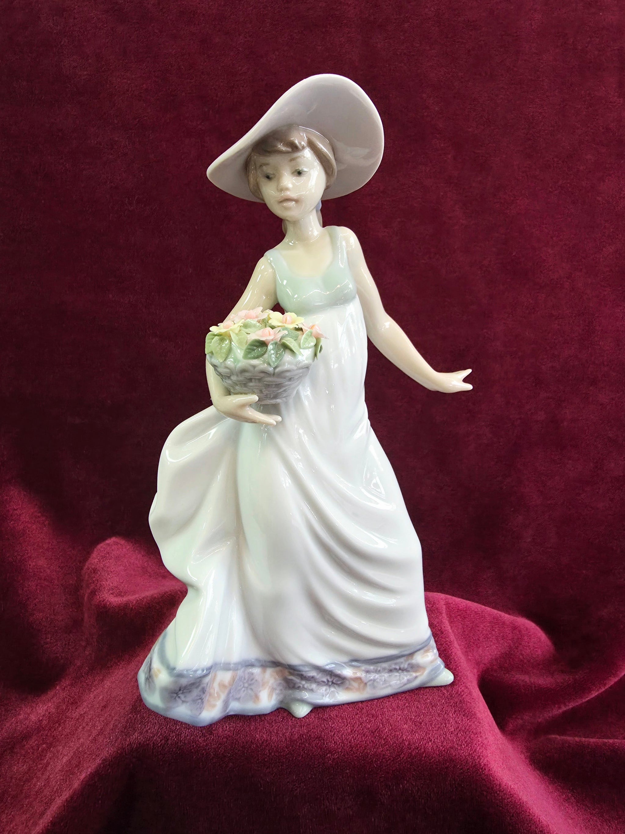 Lladro & Nao | Corby's Antiques & Collectibles