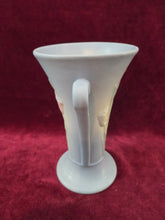 Load image into Gallery viewer, Hull Pottery Tulip Vase 032
