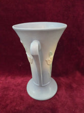 Load image into Gallery viewer, Hull Pottery Tulip Vase 032
