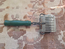 Load image into Gallery viewer, Vintage Egg Slicer 047
