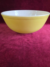 Load image into Gallery viewer, Pyrex Yellow 404 Bowl 4 Quart
