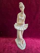 Load image into Gallery viewer, Lladro Ballerina 042
