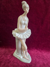 Load image into Gallery viewer, Lladro Ballerina 042
