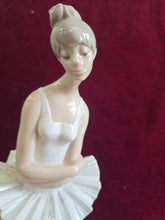 Load image into Gallery viewer, Lladro Ballerina 042
