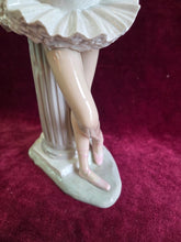Load image into Gallery viewer, Lladro Ballerina 042

