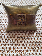 Load image into Gallery viewer, Vintage Brass Coin Purse 42605
