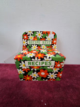 Load image into Gallery viewer, Vintage Metal Daisy Print Recipe Card Box 571
