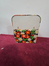 Load image into Gallery viewer, Vintage Metal Daisy Print Recipe Card Box 571
