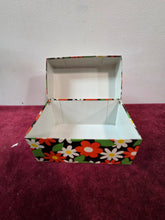 Load image into Gallery viewer, Vintage Metal Daisy Print Recipe Card Box 571
