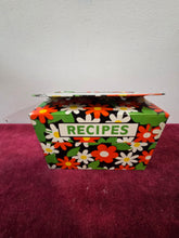 Load image into Gallery viewer, Vintage Metal Daisy Print Recipe Card Box 571
