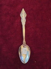 Load image into Gallery viewer, Rogers Brothers Silverplated Cutlery 569
