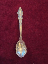 Load image into Gallery viewer, Rogers Brothers Silverplated Cutlery 569
