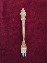 Load image into Gallery viewer, Rogers Brothers Silverplated Cutlery 569
