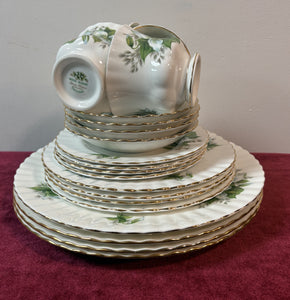 Royal Albert Trillium 20-piece Dinner Set. Made in England.