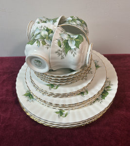 Royal Albert Trillium 20-piece Dinner Set. Made in England.