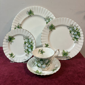 Royal Albert Trillium 20-piece Dinner Set. Made in England.