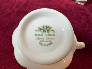 Royal Albert Trillium 20-piece Dinner Set. Made in England.