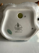 Load image into Gallery viewer, Royal Doulton Figurine AutumnTime HN 3621. Made in England 979
