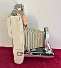 Load image into Gallery viewer, 1957 - 1962 Polaroid 800 Camera 42604
