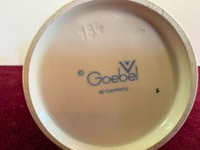 Load image into Gallery viewer, Hummel Goebel Figurine #184 "The Latest News" 043
