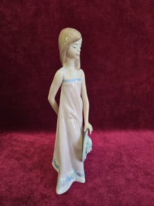 Lladro Sara Girl Holding Hat #56 42506