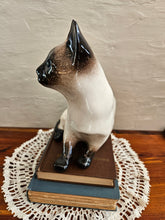 Load image into Gallery viewer, 25 08 Vintage Kensington Siamese Cat
