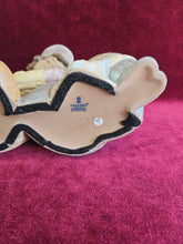 Load image into Gallery viewer, Lladro A Sweet Gesture 195
