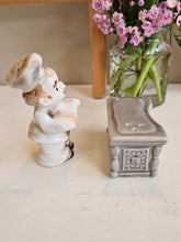 Load image into Gallery viewer, Vintage Norcrest &quot;Baker &amp; Oven&quot; Salt and Pepper Shakers. 25 03
