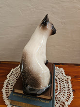 Load image into Gallery viewer, 25 08 Vintage Kensington Siamese Cat
