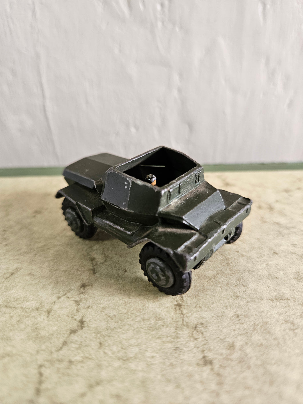 Premier #140 Tank with army man 2486