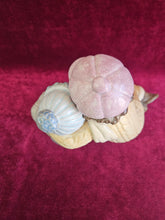 Load image into Gallery viewer, Lladro A Sweet Gesture 195
