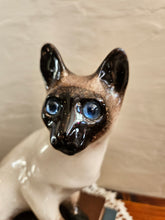 Load image into Gallery viewer, 25 08 Vintage Kensington Siamese Cat
