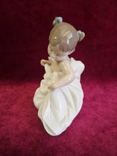 Load image into Gallery viewer, Nao My Blanky Figurine 2508
