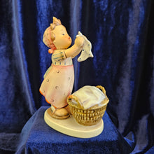Load image into Gallery viewer, Hummel “Wash Day” #425
